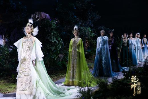 圖展山河盛景，服飾乾坤方儀――熊英|乾坤？方儀2022SS中國國際時(shí)裝周開幕大秀震撼上演