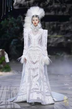 圖展山河盛景，服飾乾坤方儀――熊英|乾坤？方儀2022SS中國國際時(shí)裝周開幕大秀震撼上演
