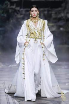 圖展山河盛景，服飾乾坤方儀――熊英|乾坤？方儀2022SS中國國際時(shí)裝周開幕大秀震撼上演