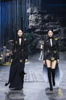 圖展山河盛景，服飾乾坤方儀――熊英|乾坤？方儀2022SS中國國際時(shí)裝周開幕大秀震撼上演