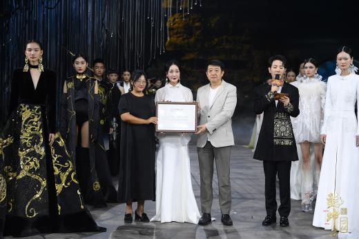 圖展山河盛景，服飾乾坤方儀――熊英|乾坤？方儀2022SS中國國際時(shí)裝周開幕大秀震撼上演