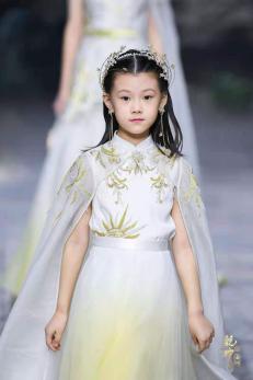 圖展山河盛景，服飾乾坤方儀――熊英|乾坤？方儀2022SS中國國際時(shí)裝周開幕大秀震撼上演