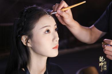 圖展山河盛景，服飾乾坤方儀――熊英|乾坤？方儀2022SS中國國際時(shí)裝周開幕大秀震撼上演