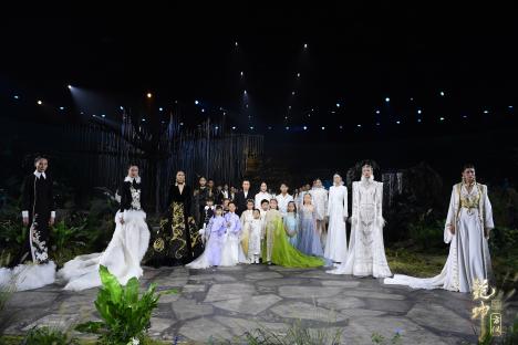 圖展山河盛景，服飾乾坤方儀――熊英|乾坤？方儀2022SS中國國際時(shí)裝周開幕大秀震撼上演