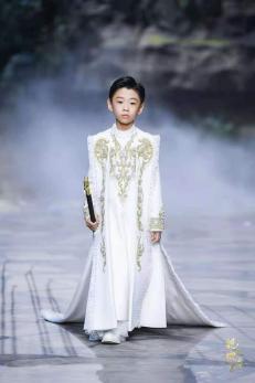 圖展山河盛景，服飾乾坤方儀――熊英|乾坤？方儀2022SS中國國際時(shí)裝周開幕大秀震撼上演