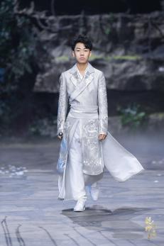 圖展山河盛景，服飾乾坤方儀――熊英|乾坤？方儀2022SS中國國際時(shí)裝周開幕大秀震撼上演