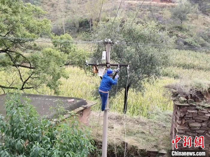 甘魚村搶修現(xiàn)場?！⊥踬F東 攝