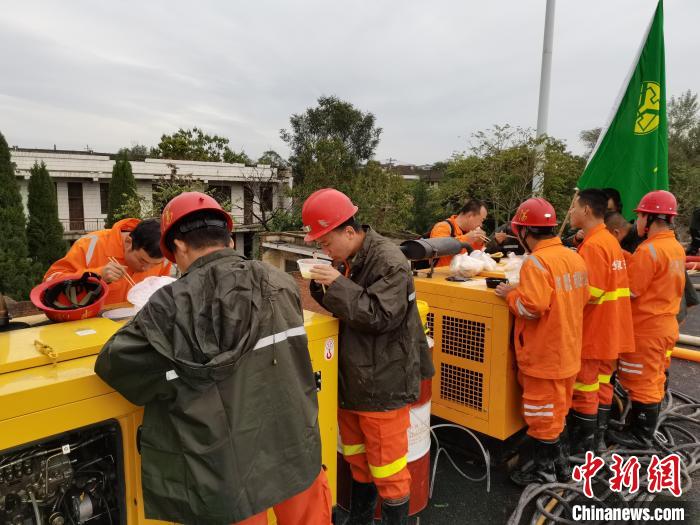 救援隊員作業(yè)間隙匆忙就餐?！∪A陽集團(tuán)供圖
