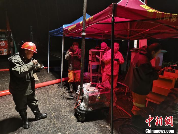 救援隊員夜間簡易就餐?！∪A陽集團(tuán)供圖