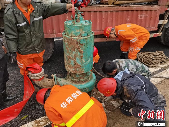 華陽救援隊員檢驗設(shè)備?！∪A陽集團(tuán)供圖