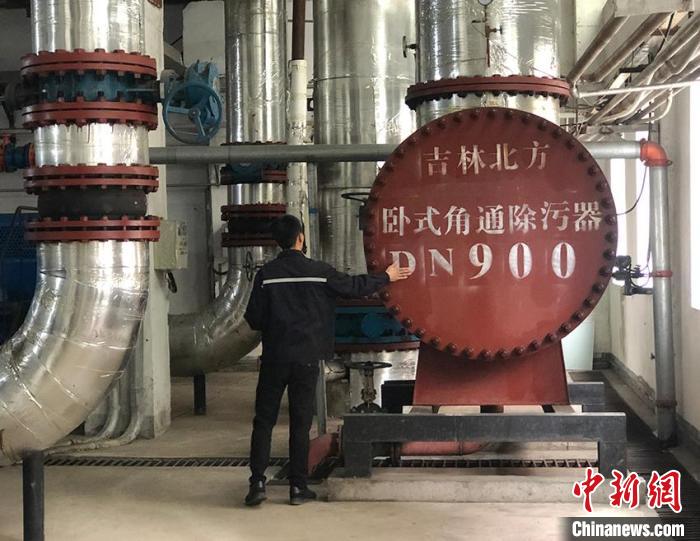 工作人員檢查供熱設(shè)備。　郭佳 攝