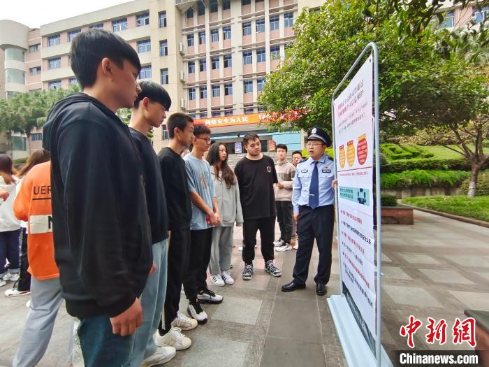 重慶市公安局九龍坡區(qū)分局近日組織多個單位，在校園內開展“網(wǎng)絡安全進校園”活動?！≈貞c市公安局九龍坡區(qū)分局 攝
