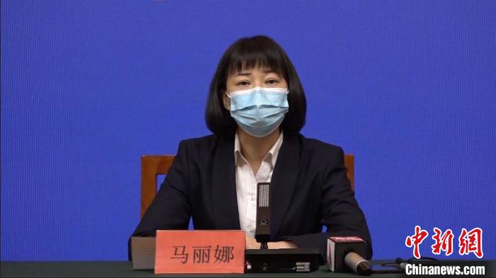 烏魯木齊市頭屯河區(qū)副區(qū)長(zhǎng)馬麗娜稱，將全力以赴做好疫情防控工作，堅(jiān)決防止疫情蔓延擴(kuò)散?！≮w雅敏 攝
