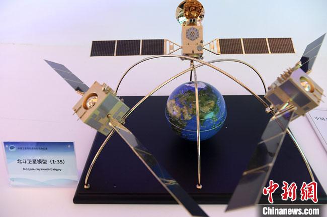 圖為論壇專題展覽展出的北斗衛(wèi)星模具。　李楊 攝