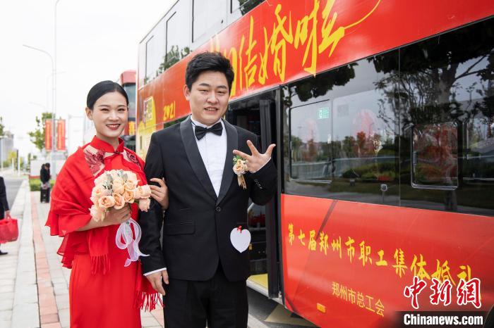 圖為新人們依次登上雙層公交婚車?！⊥跬?攝