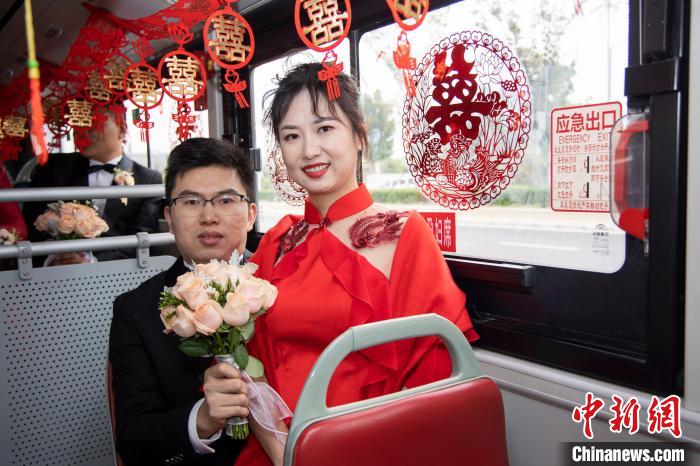 圖為雙層公交婚車裝扮得喜氣洋洋?！⊥跬?攝