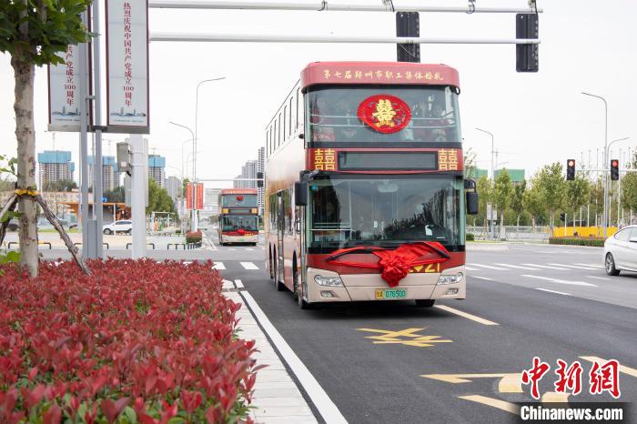 圖為載著新人們的雙層公交婚車在市區(qū)行駛?！⊥跬?攝