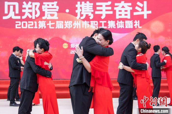 圖為新人們在集體婚禮現(xiàn)場浪漫相擁?！⊥跬?攝