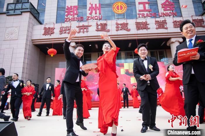 圖為新人為現(xiàn)場觀禮親友分撒喜糖?！⊥跬?攝