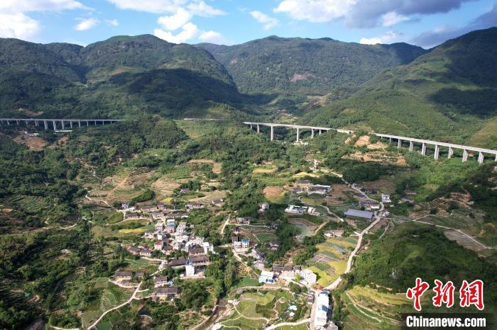 林柄村依山而建，風(fēng)光旖旎?！⊥鯑|明 攝