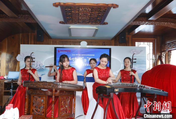 民樂團(tuán)在行走于運(yùn)河上的一艘畫舫內(nèi)演奏?！?lt;a target='_blank' href='http://www.chinanews.com/'>中新社</a>記者 盛佳鵬 攝