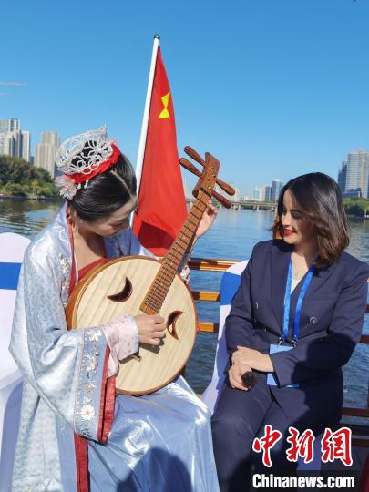 迪拜中阿衛(wèi)視記者伊曼(右)“討教”如何彈上一曲“千古絕唱”?！?lt;a target='_blank' href='http://www.chinanews.com/'>中新社</a>記者 盛佳鵬 攝