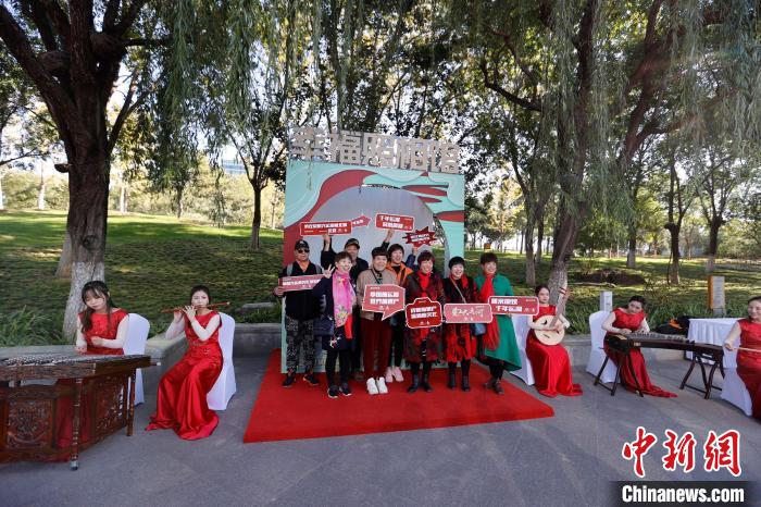 民樂團(tuán)在運(yùn)河岸邊演奏。圖為民眾紛紛打卡“幸福照相館”?！?lt;a target='_blank' href='http://www.chinanews.com/'>中新社</a>記者 盛佳鵬 攝