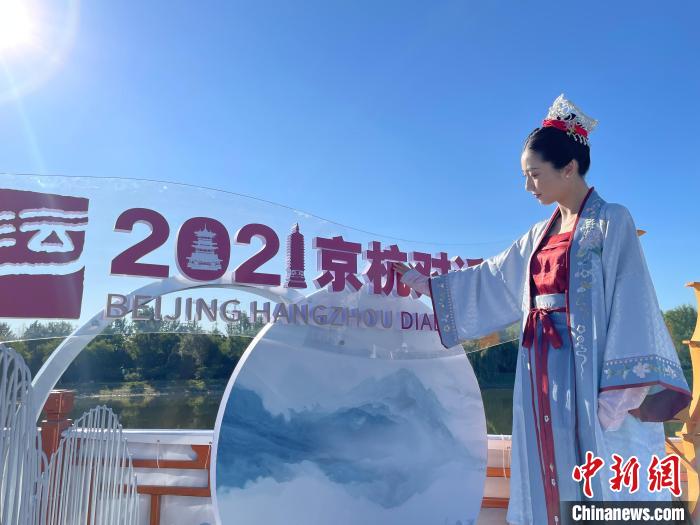 一名身著漢服的采風(fēng)團(tuán)成員在啟動儀式現(xiàn)場“打卡”?！堨蠚g 攝