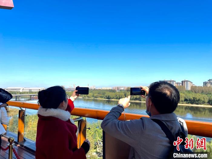 游客在月島觀景臺上拍照留念。　張煜歡 攝