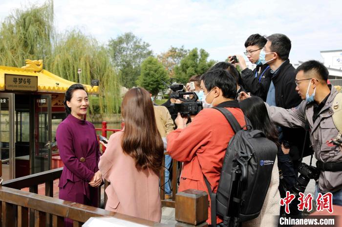 10月18日，臺(tái)兒莊古城旅游集團(tuán)副總經(jīng)理黃曉莉接受中外媒體記者采訪?！∩骋?jiàn)龍 攝