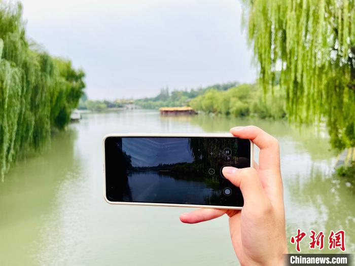 游客記錄瘦西湖風(fēng)景?！堨蠚g 攝