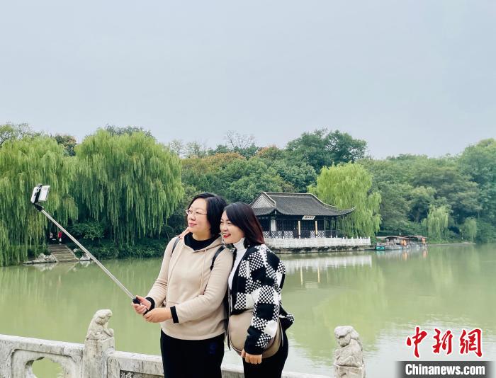 游客在瘦西湖合影留念?！堨蠚g 攝