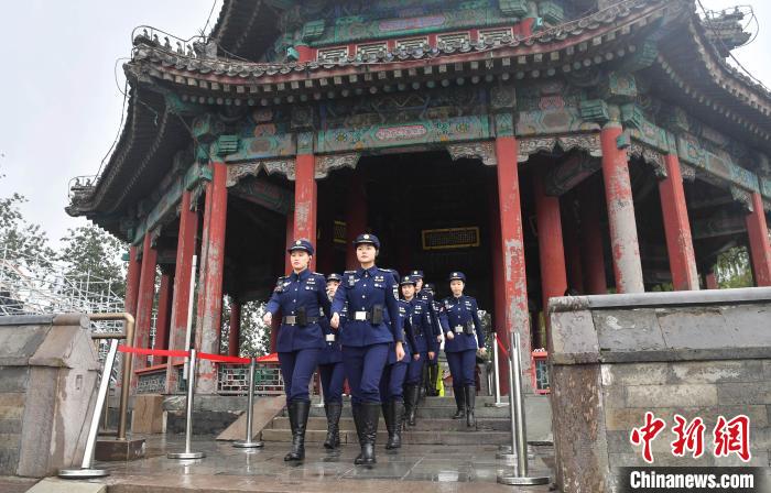 2020京杭對話期間，杭州西湖女子巡邏隊(duì)在北京頤和園參加詩畫浙江北京文旅周活動(dòng)。　李木易 攝 攝