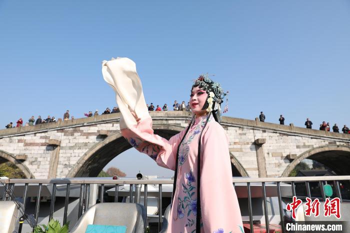2019京杭對話大運(yùn)河京杭雅集活動(dòng)，浙江昆劇團(tuán)國家一級(jí)演員楊崑在大運(yùn)河(杭州段)上進(jìn)行表演。　徐軍 攝 攝