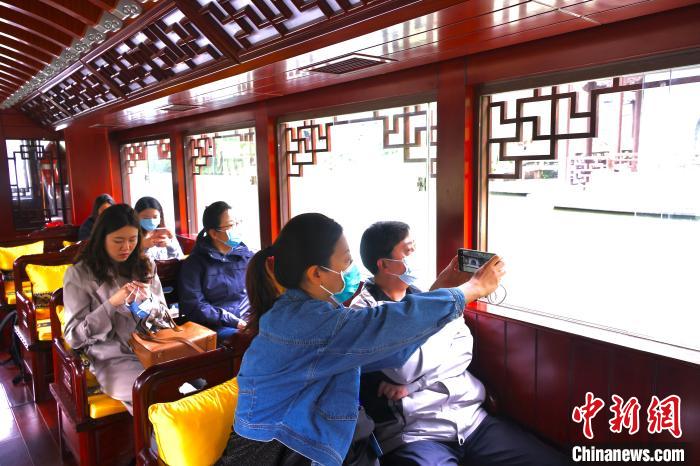 采風團成員乘坐畫舫游覽揚州瘦西湖?！°蟛?攝