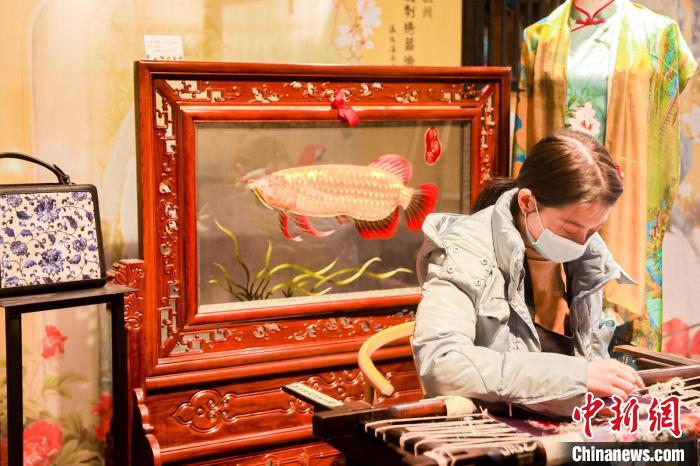現(xiàn)場杭繡展示?！≈鬓k方 供圖