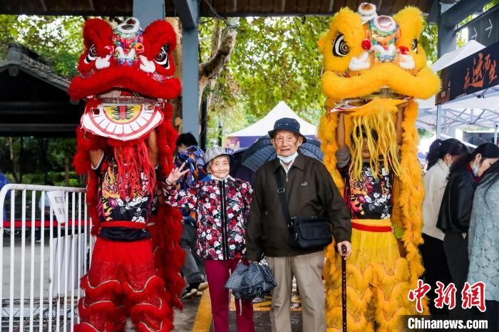 杭州市民和舞獅合影?！≈鬓k方 供圖