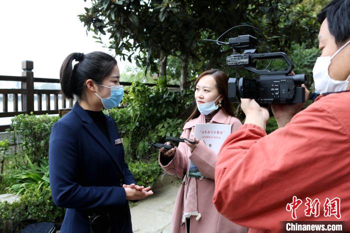 <a target='_blank' href='http://www.chinanews.com/'>中新社</a>記者在運河邊采訪趙雅樂。　沙見龍 攝