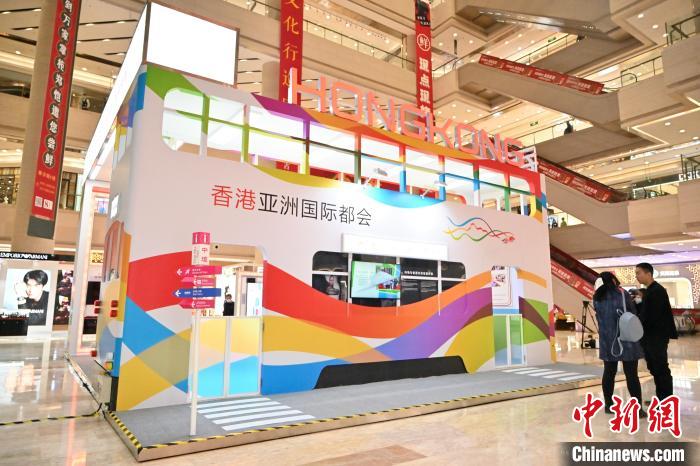 10月22日，內(nèi)蒙古自治區(qū)呼和浩特市，觀眾參觀香港非物質(zhì)文化遺產(chǎn)展?！⑽娜A 攝