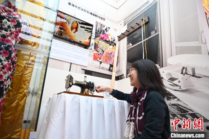 10月22日，觀眾與香港非物質(zhì)文化遺產(chǎn)展上的展品互動?！⑽娜A 攝