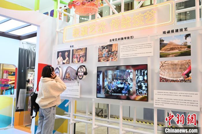 10月22日，香港非物質(zhì)文化遺產(chǎn)展上，市民戴耳機體驗。
