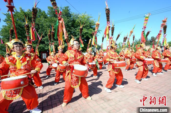 河北省隆堯縣千戶營鄉(xiāng)招子鼓廣場上，隆堯縣滏陽中學(xué)的學(xué)生們在練習(xí)招子鼓?！《虐貥?攝