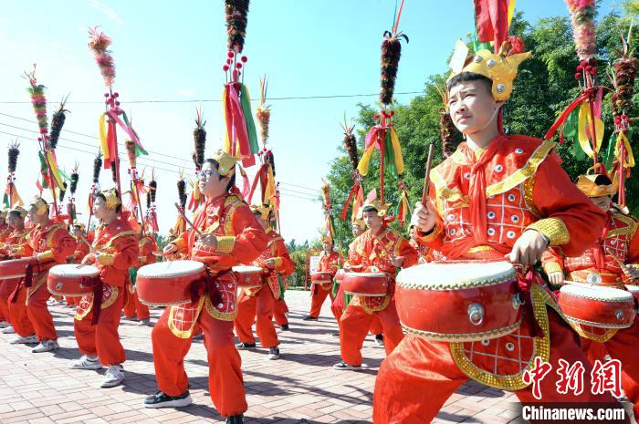 河北省隆堯縣千戶營鄉(xiāng)招子鼓廣場上，隆堯縣滏陽中學(xué)的學(xué)生們在練習(xí)招子鼓。　杜柏樺 攝