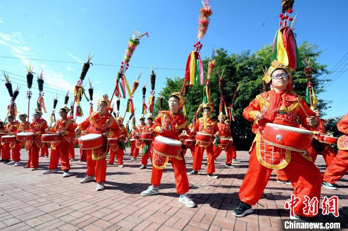 河北省隆堯縣千戶營鄉(xiāng)招子鼓廣場上，隆堯縣滏陽中學(xué)的學(xué)生們在練習(xí)招子鼓?！《虐貥?攝