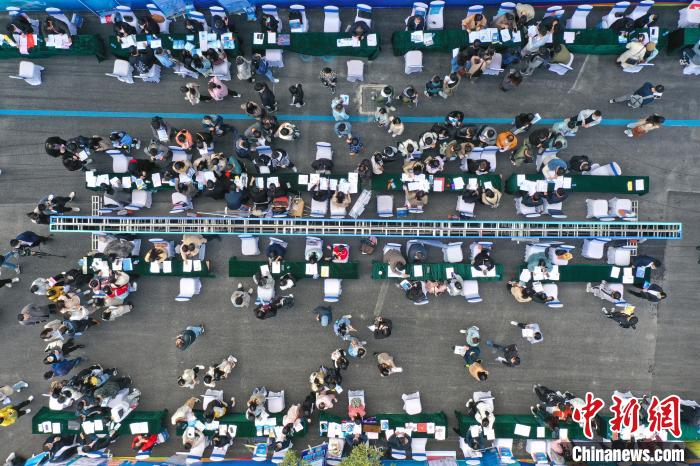 圖為航拍下的南昌大學前湖校區(qū)校園招聘活動戶外現(xiàn)場?！⒄祭?攝