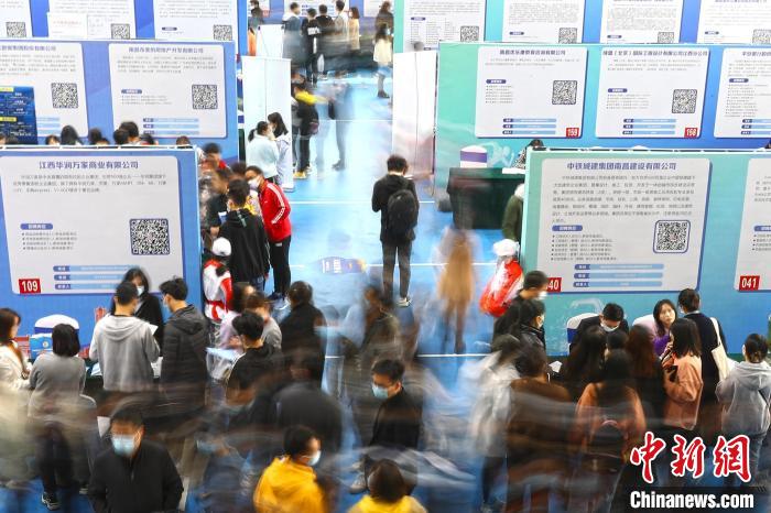 圖為南昌大學前湖校區(qū)校園招聘活動現(xiàn)場，求職的學生人潮涌動。　劉占昆 攝