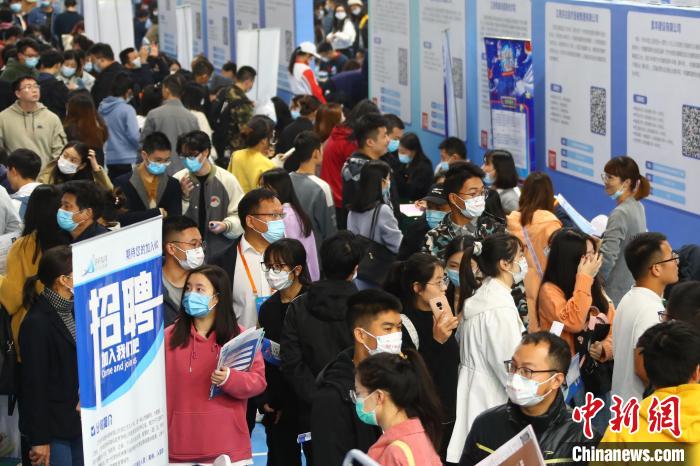 圖為南昌大學前湖校區(qū)校園招聘活動現(xiàn)場，求職的學生人潮涌動?！⒄祭?攝