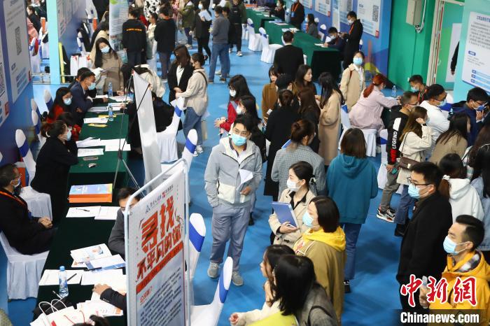 圖為南昌大學前湖校區(qū)校園招聘活動現(xiàn)場的求職人員。　劉占昆 攝