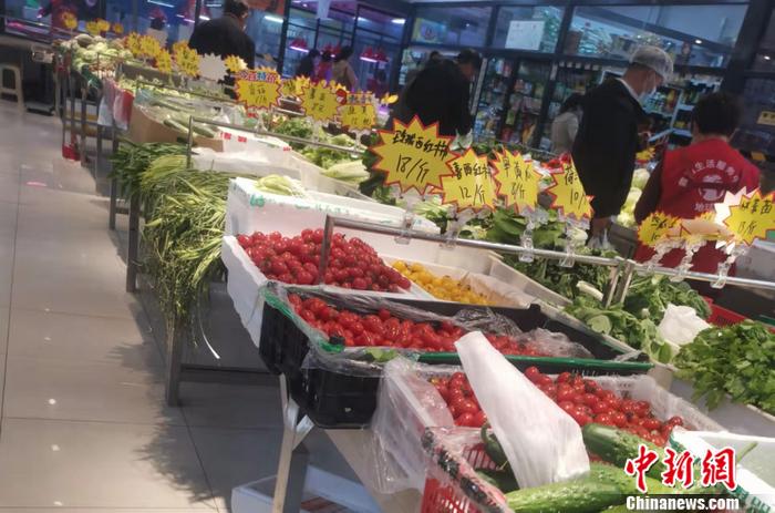 北京西城區(qū)某菜市場的蔬菜價格。 <a target='_blank' href='http://www.chinanews.com/' >中新網(wǎng)</a>記者 謝藝觀 攝