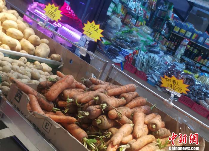 北京西城區(qū)某菜市場內(nèi)部分耐儲蔬菜價格。 <a target='_blank' href='http://www.chinanews.com/' >中新網(wǎng)</a>記者 謝藝觀 攝